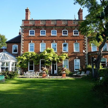 West Wing D'Isney Place. Линкольн Экстерьер фото