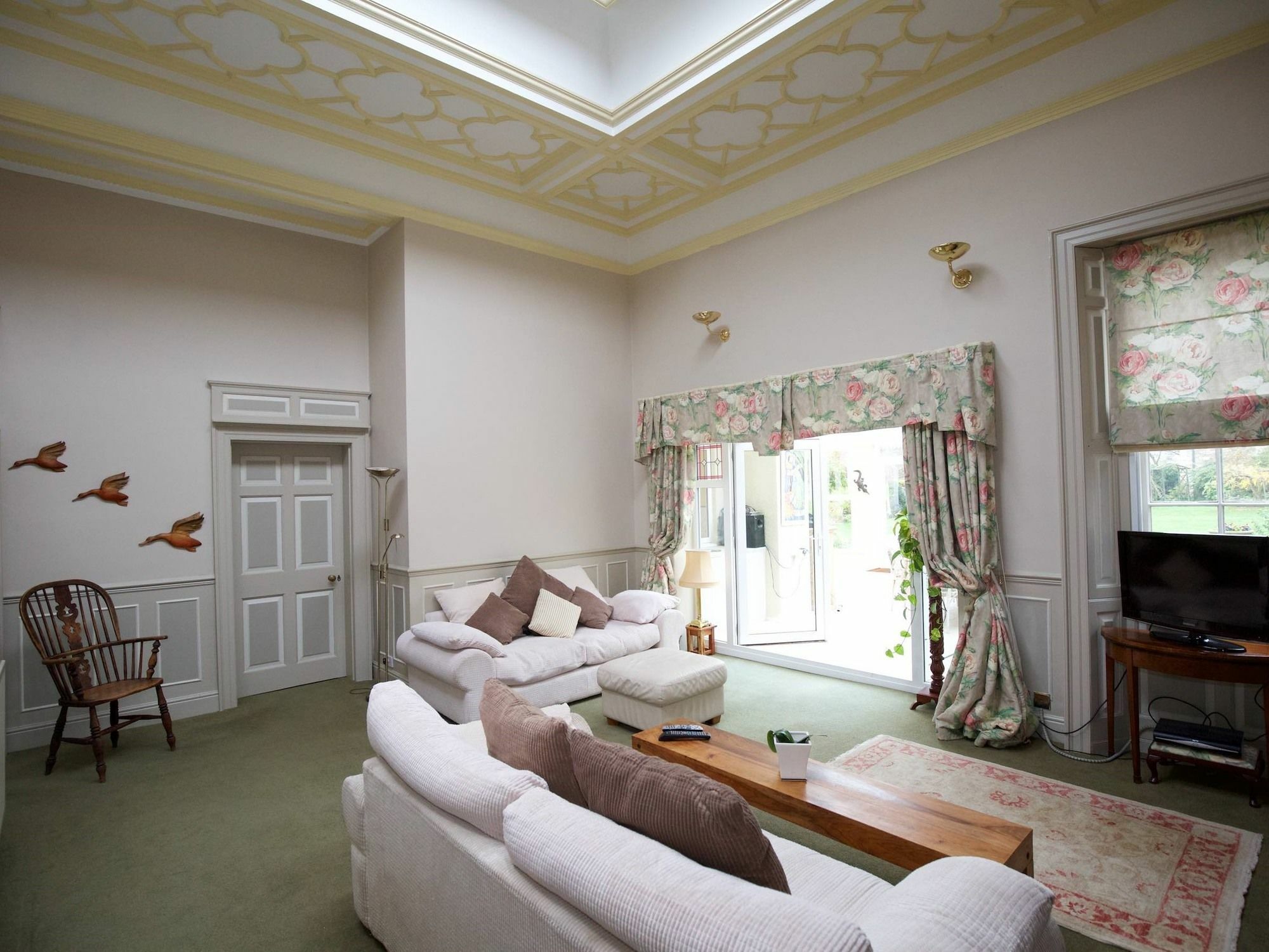 West Wing D'Isney Place. Линкольн Экстерьер фото