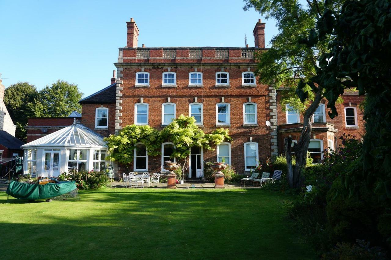 West Wing D'Isney Place. Линкольн Экстерьер фото
